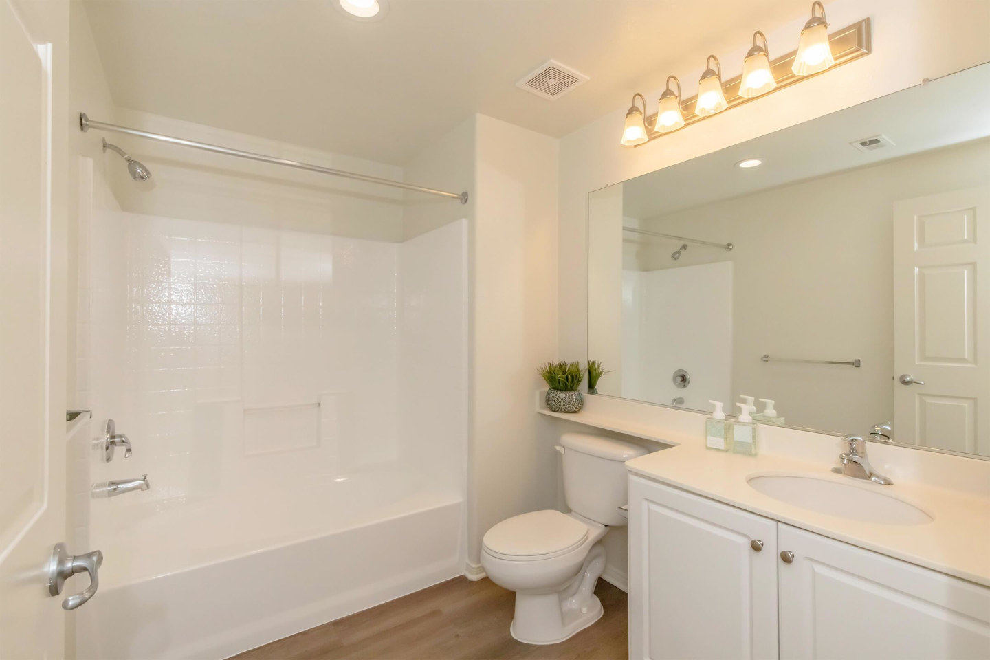 Laurel Vista Apartment Homes Image 37