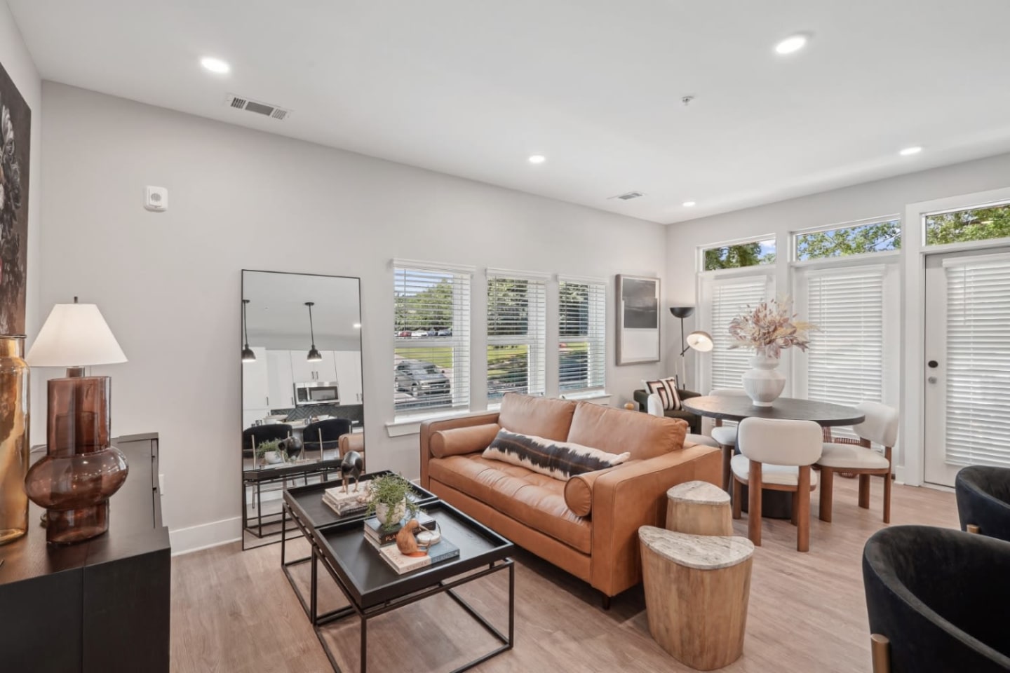 900 Willow Image 15