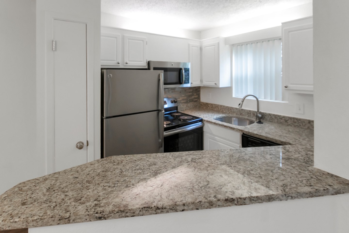 Cambridge Court Apartments Image 6