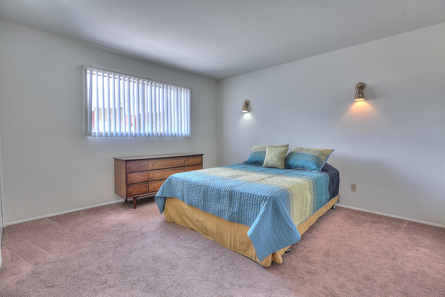 Graceland Plaza Apartments Image 3
