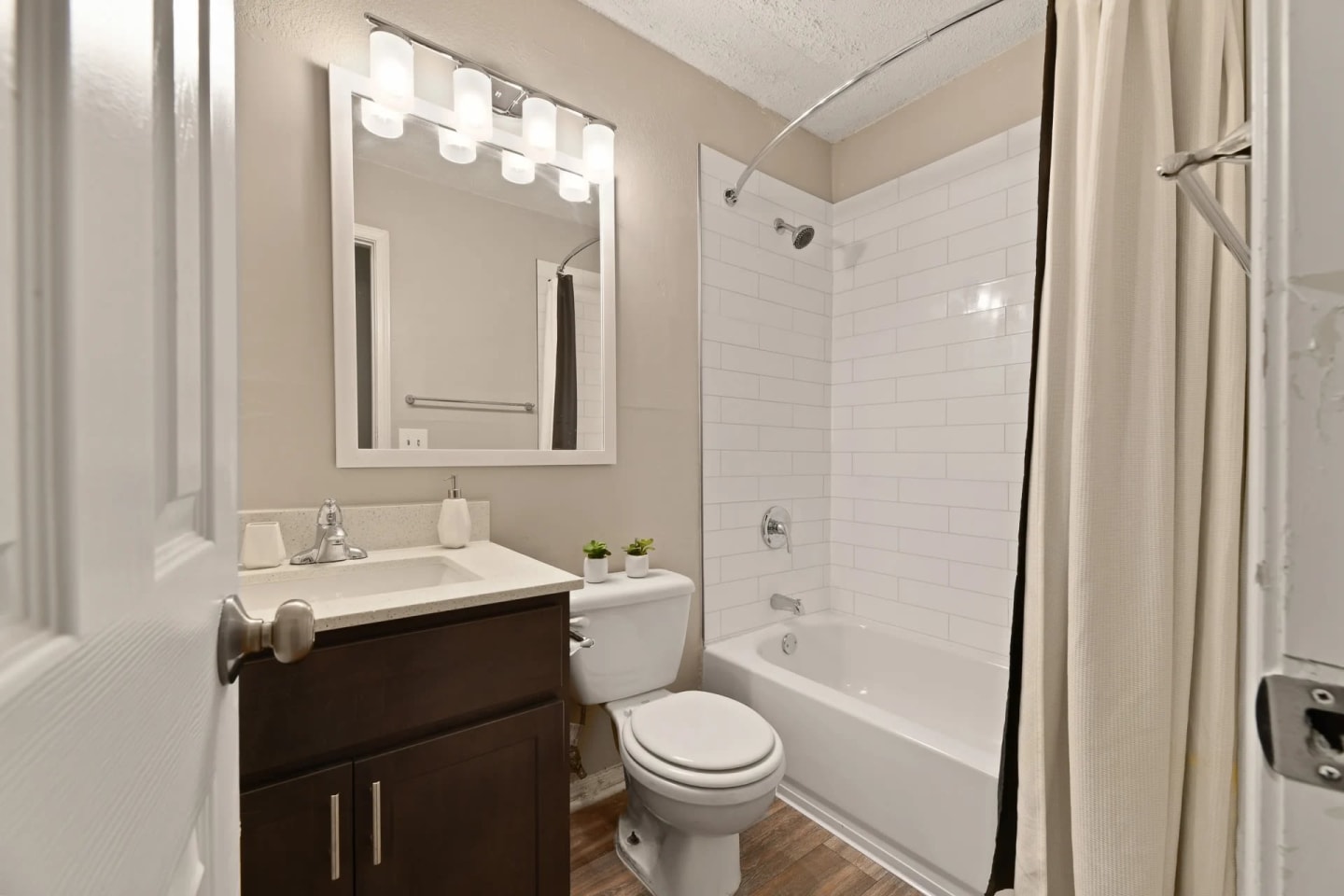 300 Riverside Image 32
