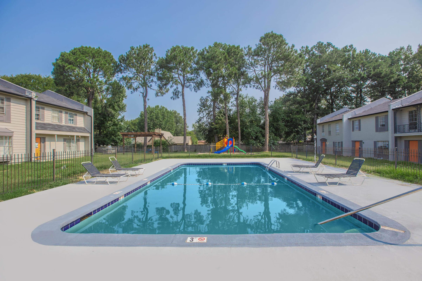 Emerald Square Apartments Image 5