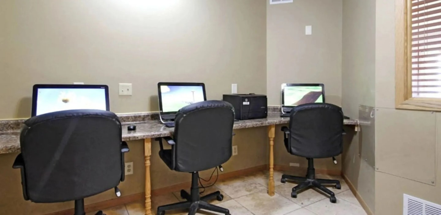 Eco Park Apartments Image 8