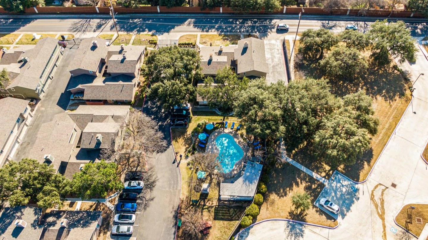 The Camaron Townhomes & Flats Image 4