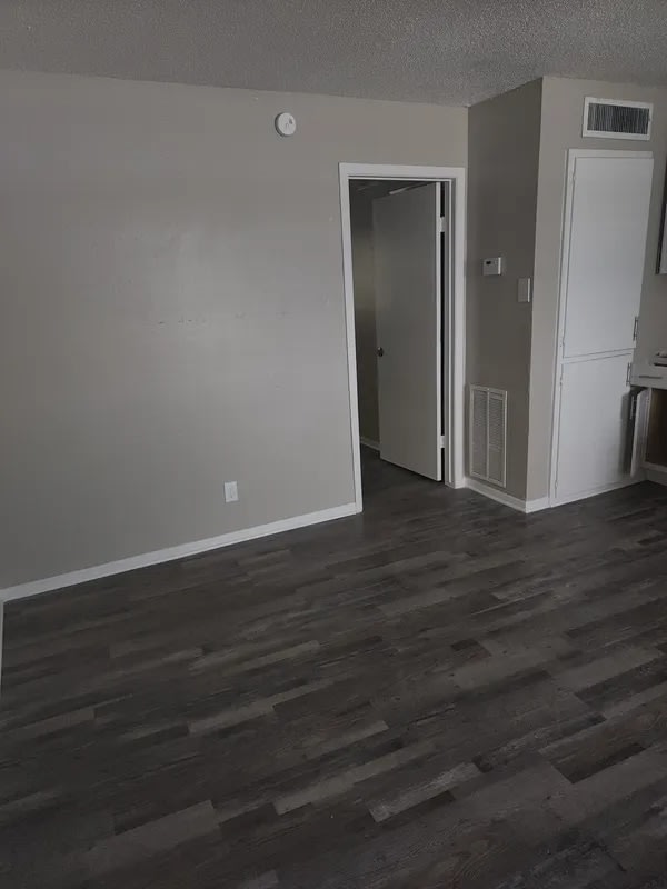 Breezeway Apartments Image 4