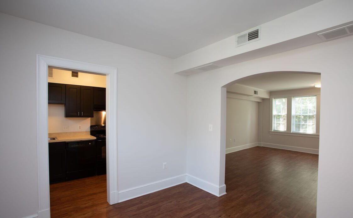 Colonial Village Apartments Image 9