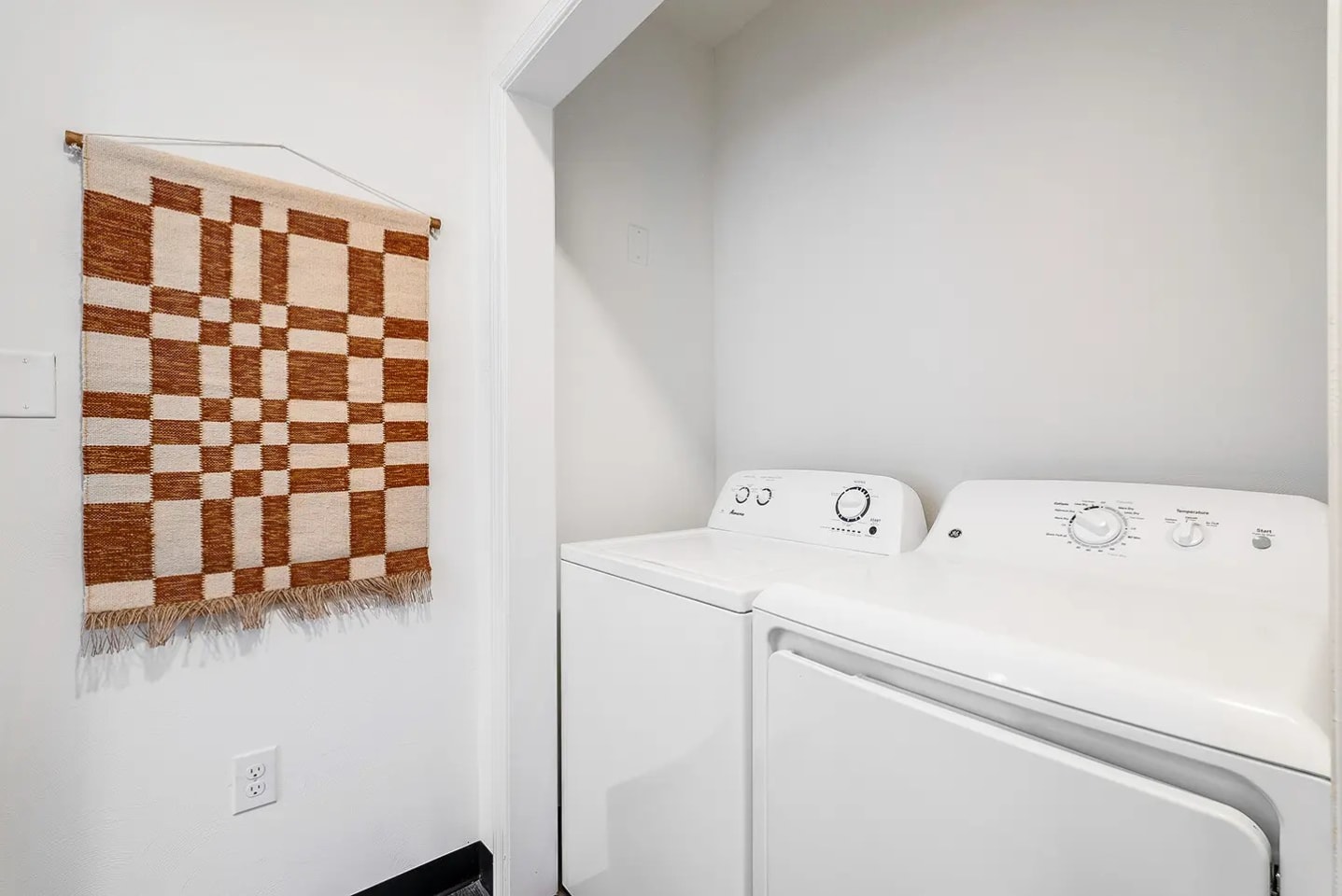 Student Housing - The Hills Southview Apartments Image 11