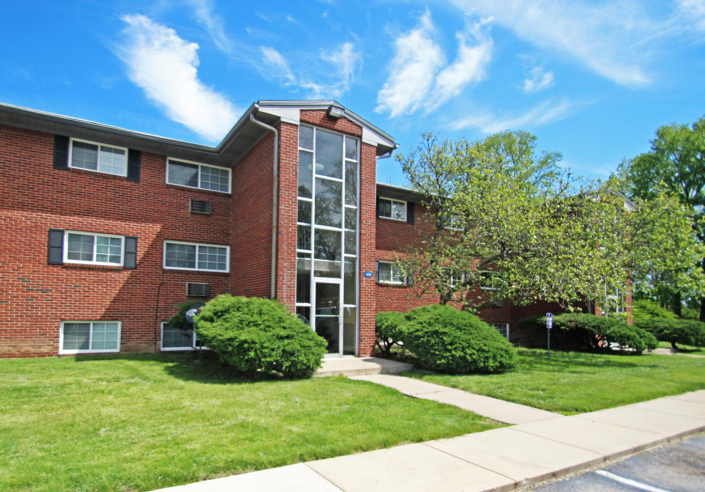 Country Club Apartments Image 14