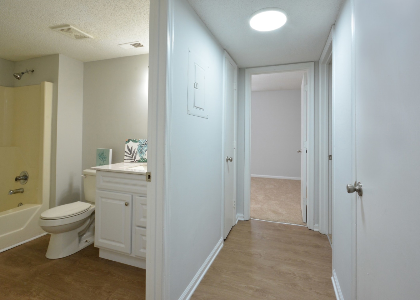Jamestown Manor Apartments Image 14