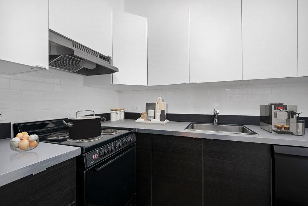 441 West Barry Image 5
