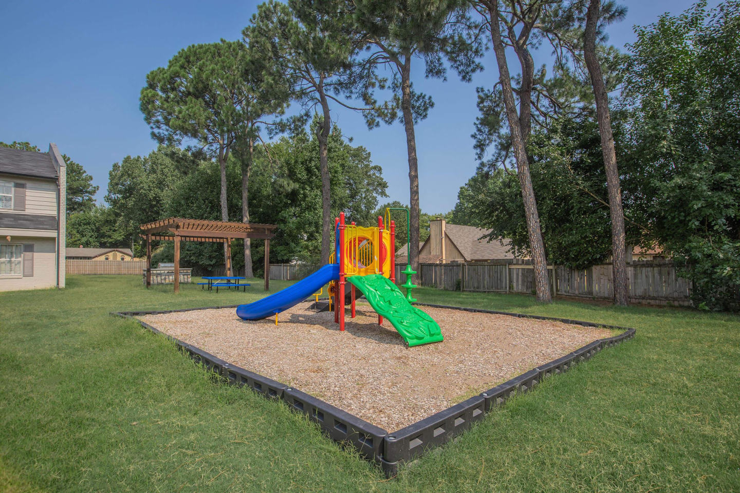 Emerald Square Apartments Image 10