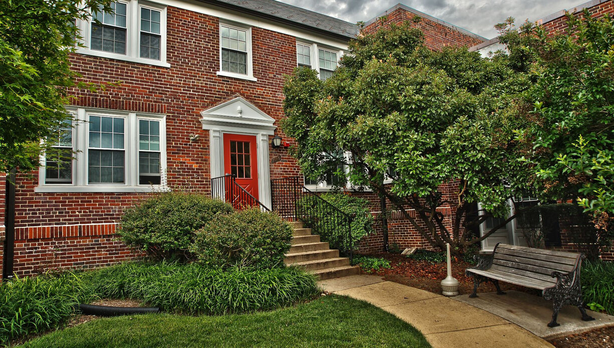 Colonial Village Apartments Image 32