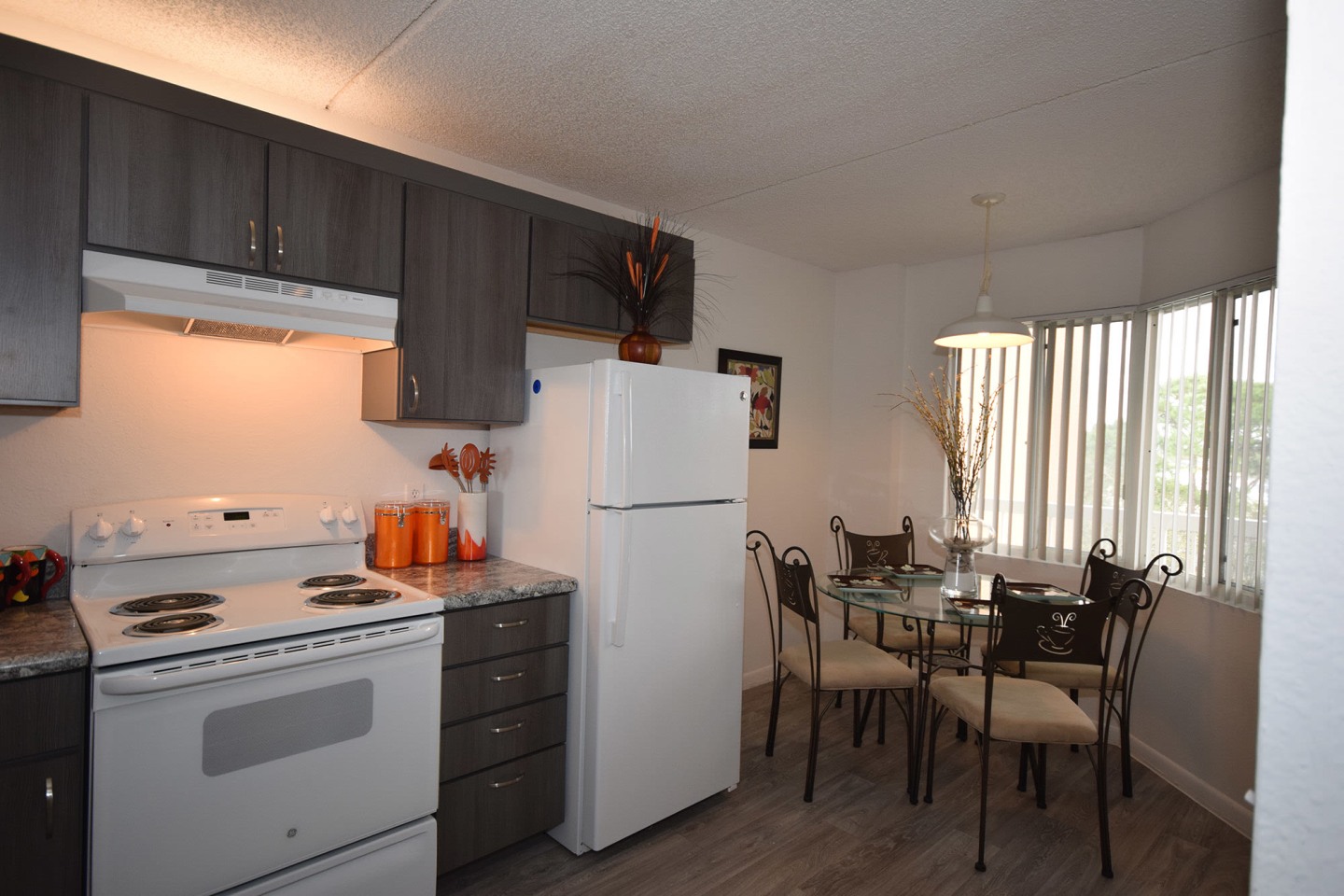 Tennis Towers Apartments Image 5