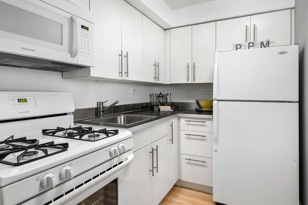 536 West Addison Image 6