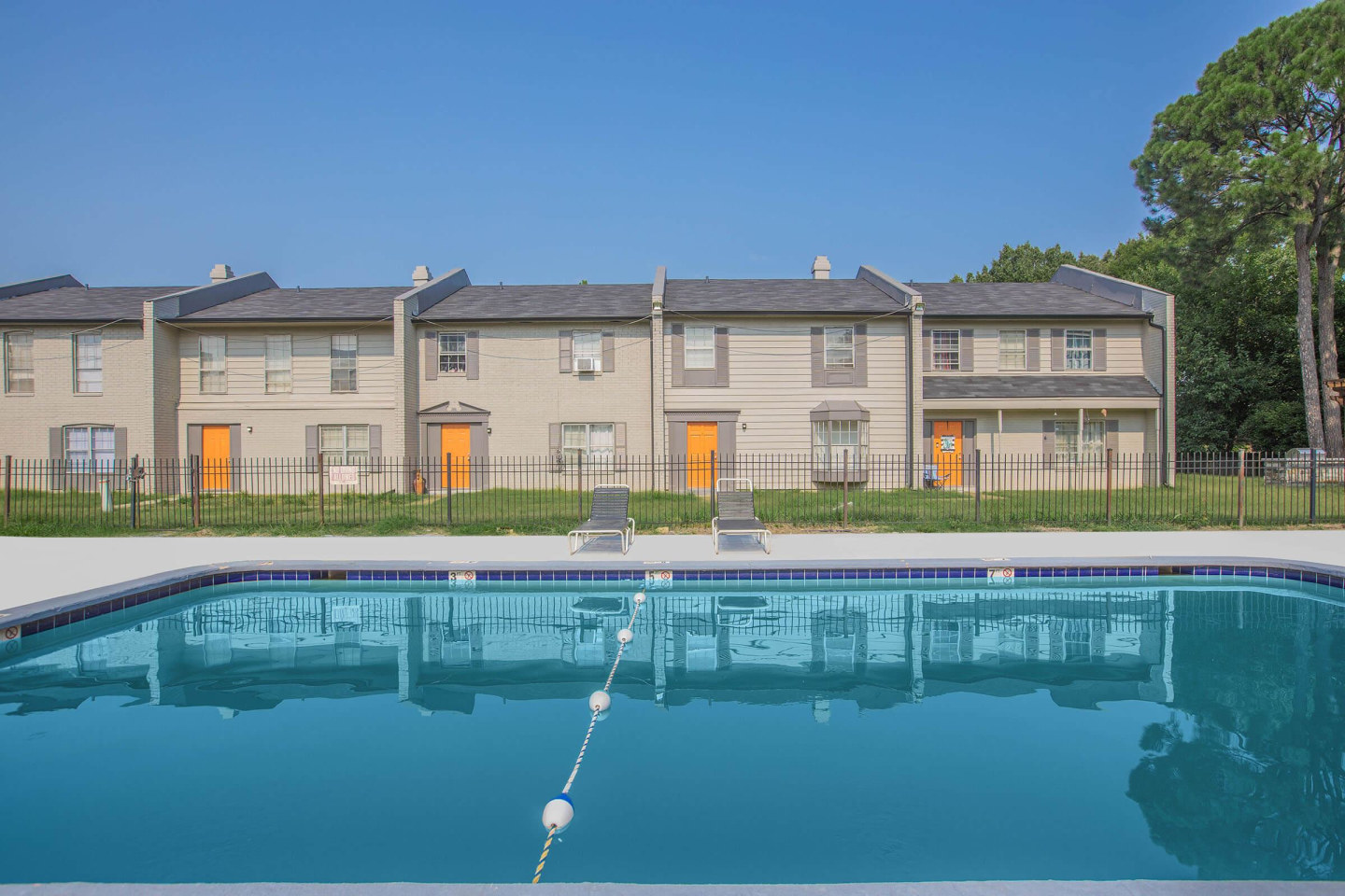Emerald Square Apartments Image 9