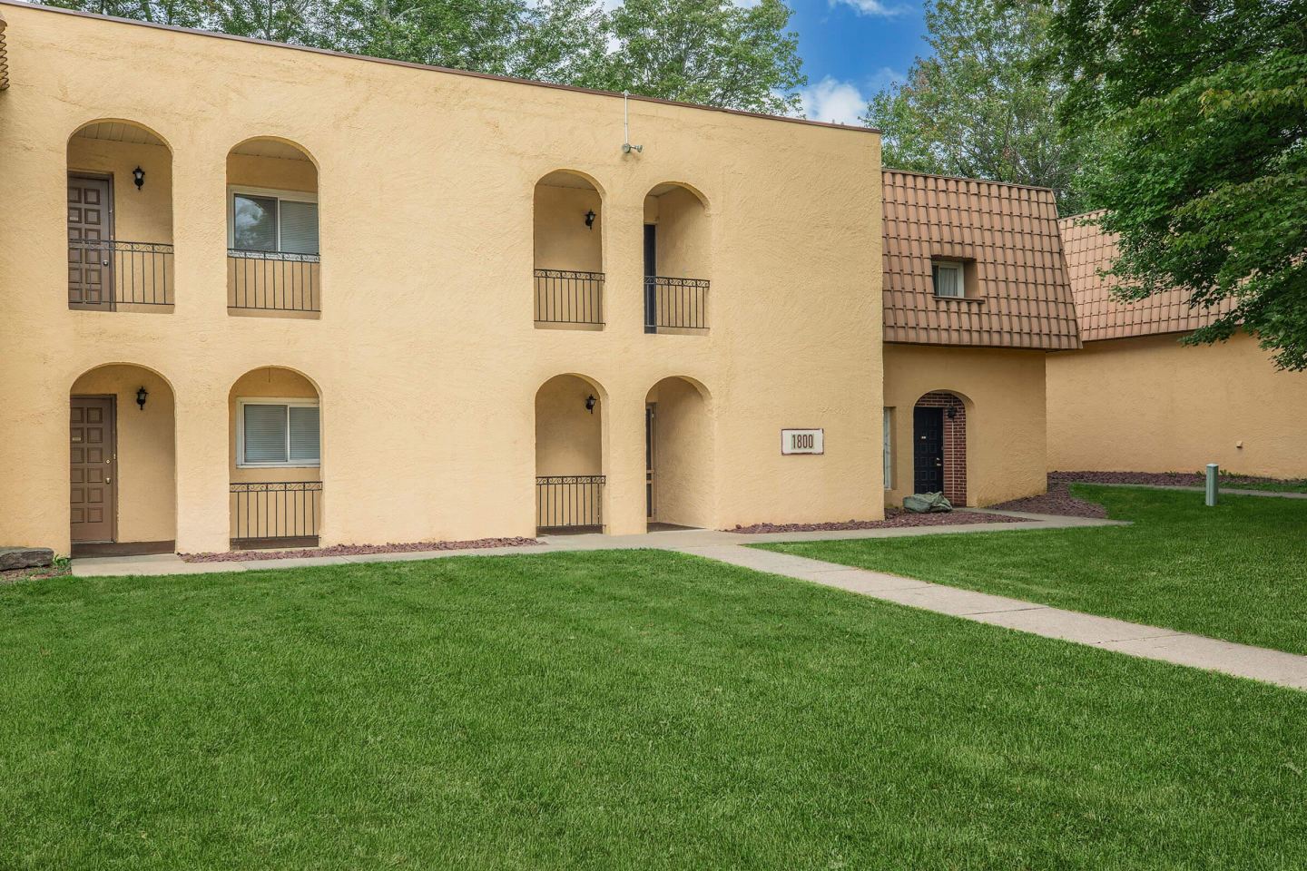 Country Club Apartments Image 2