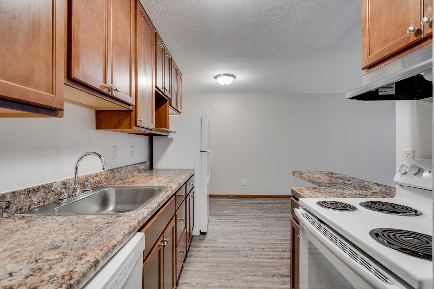 Bryant Manor Apartments Image 19