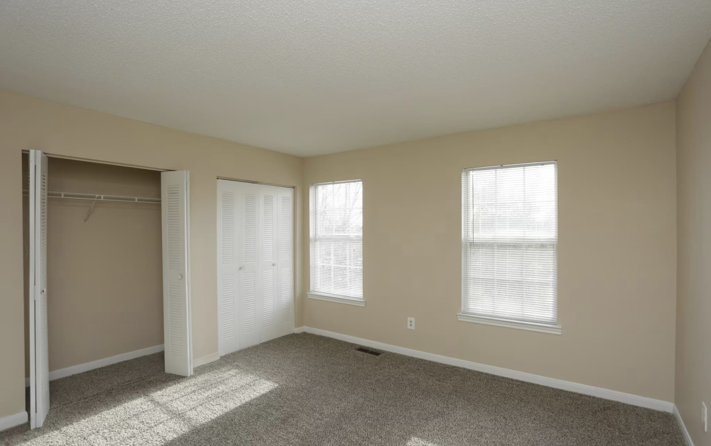 Jamestown Pointe Apartments Image 2