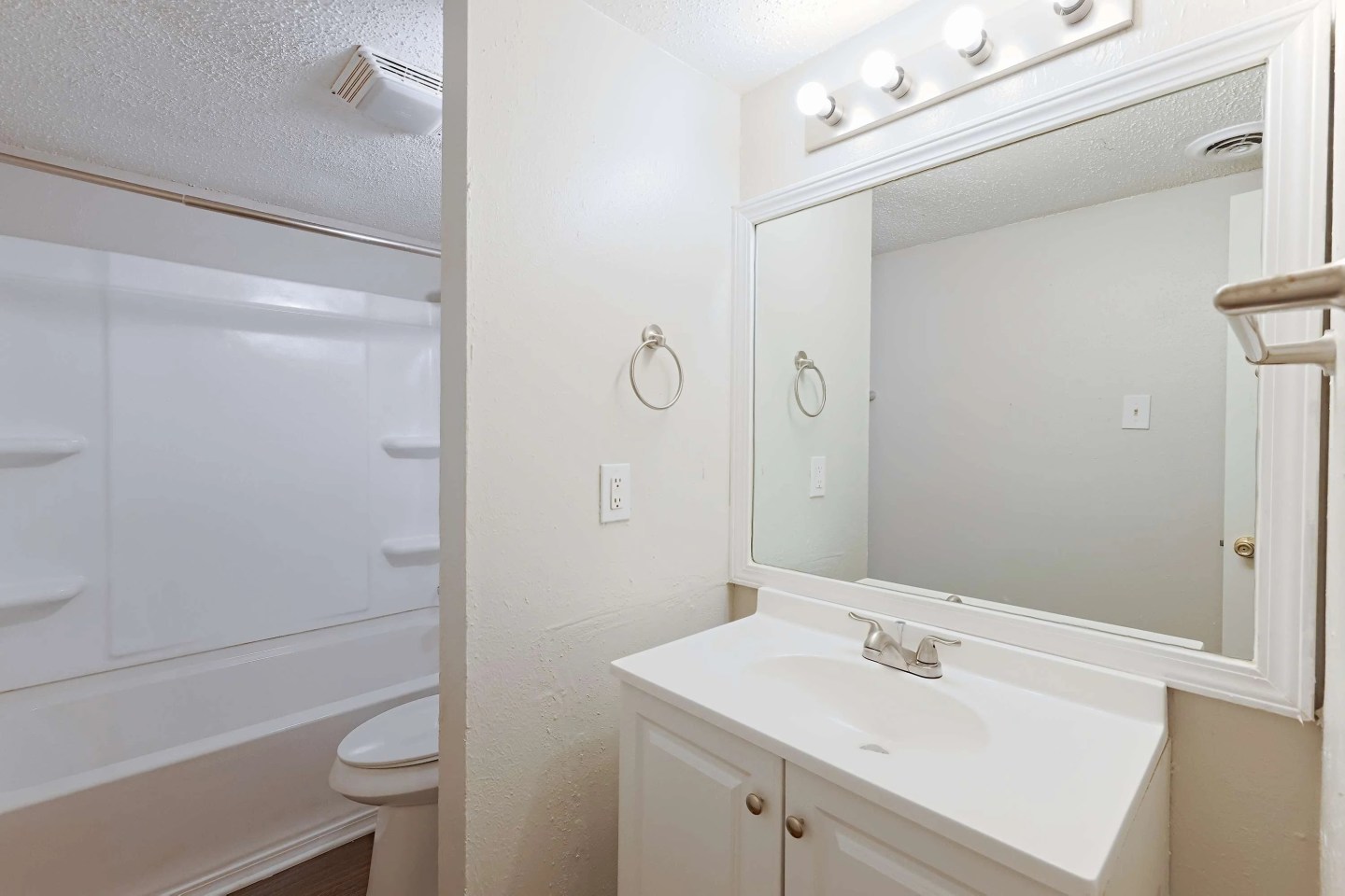 Luxe 30 Apartments Image 7