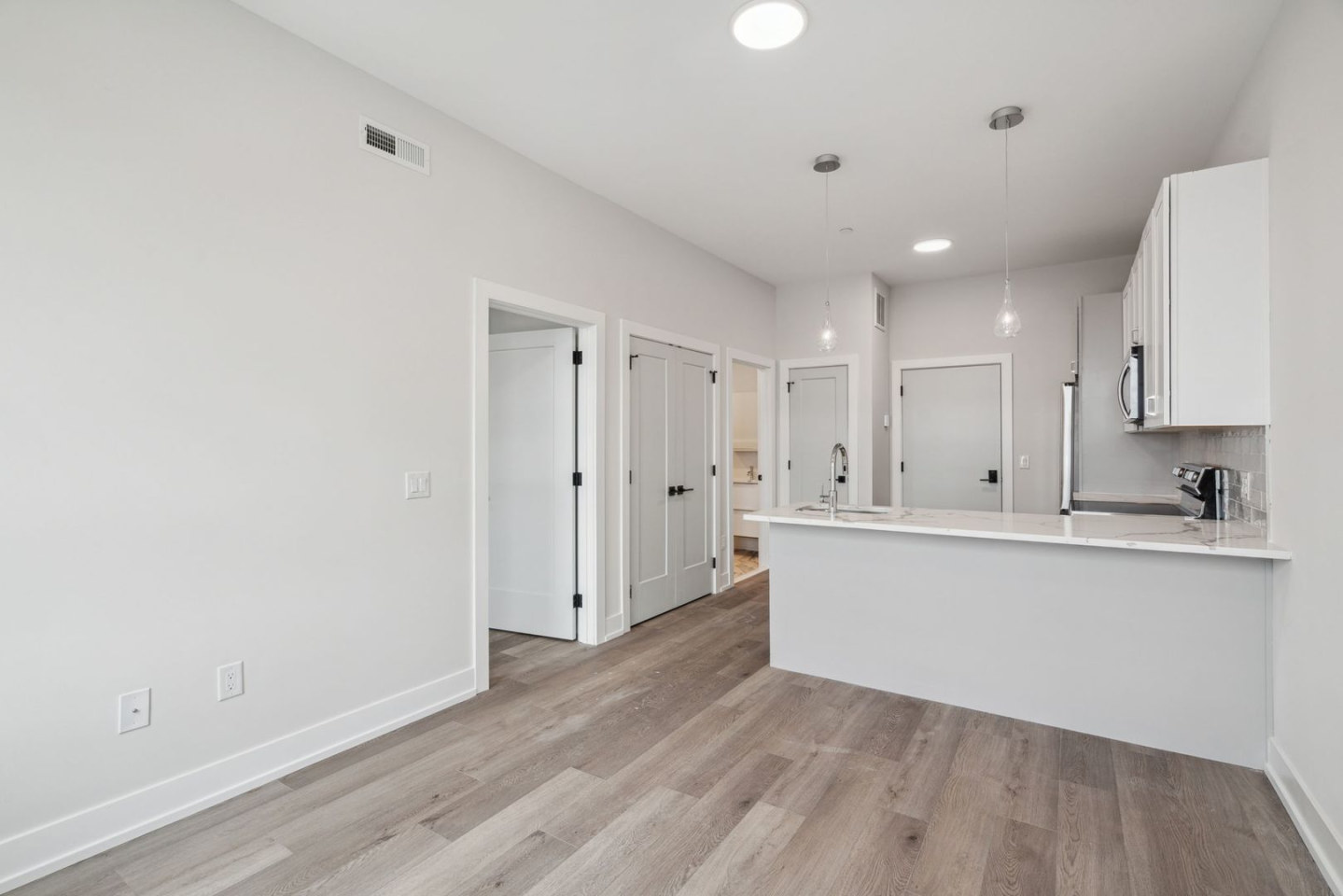 342 W Girard Avenue Image 2