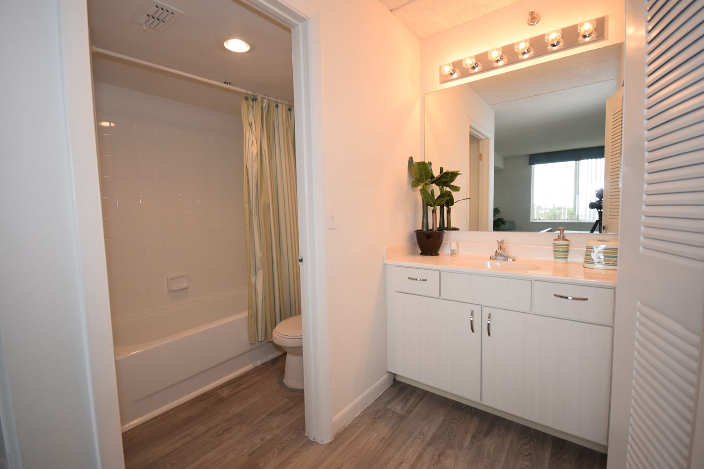 Tennis Towers Apartments Image 16