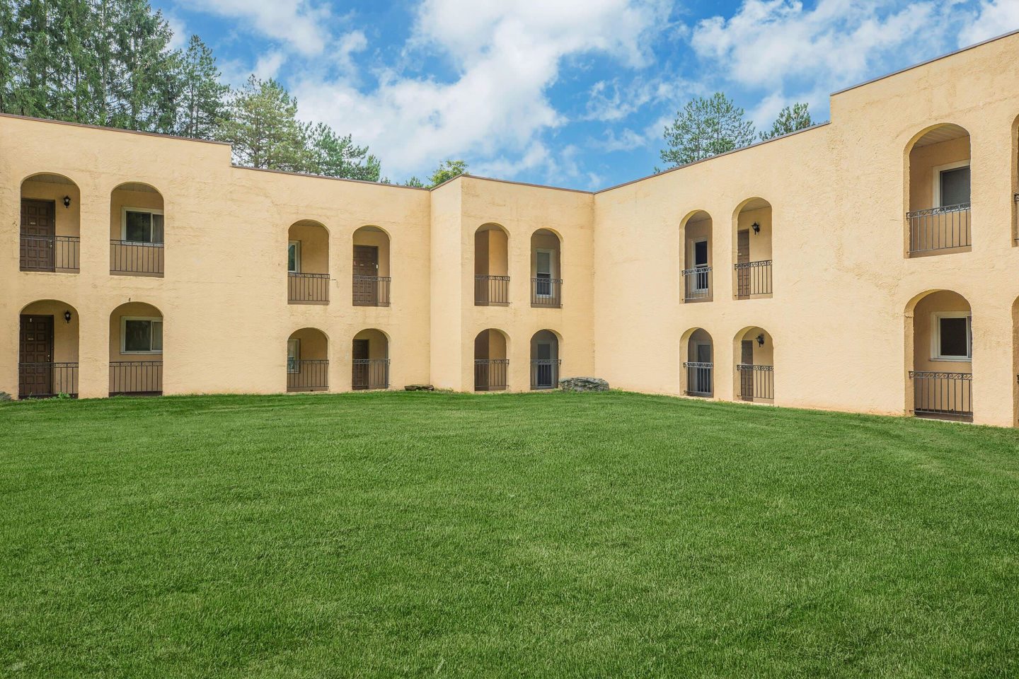Country Club Apartments Image 13