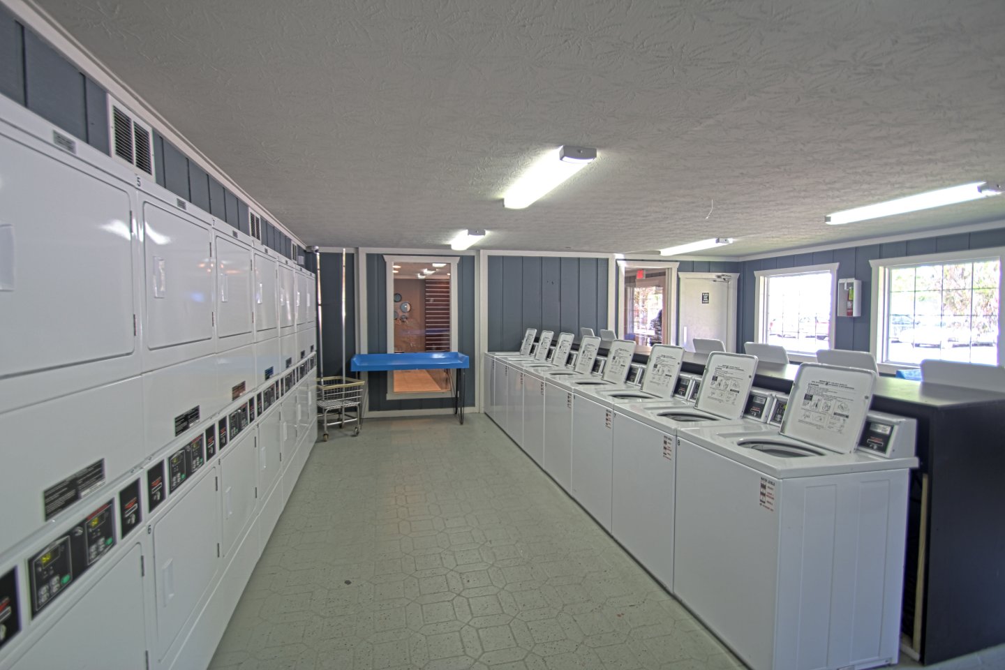 Country Club Apartments Image 12