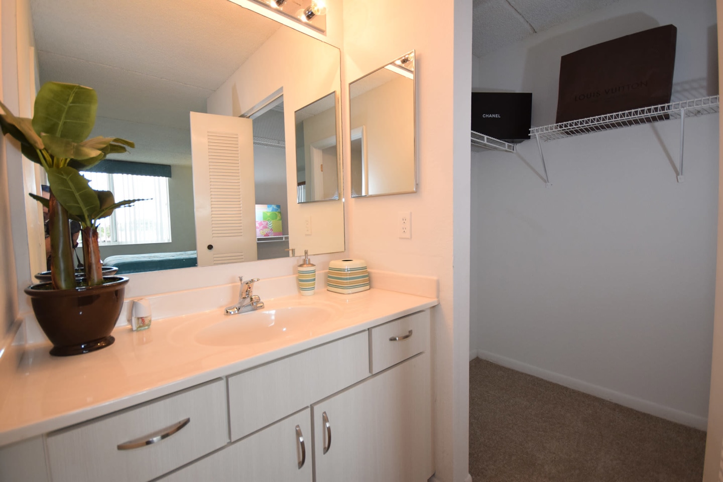Tennis Towers Apartments Image 15