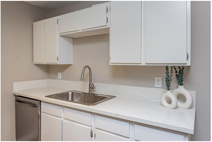 Laurel Oak Village Apartments Image 2