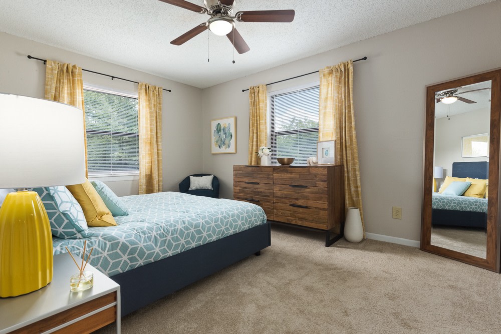 Edgewater Village Apartments Image 4