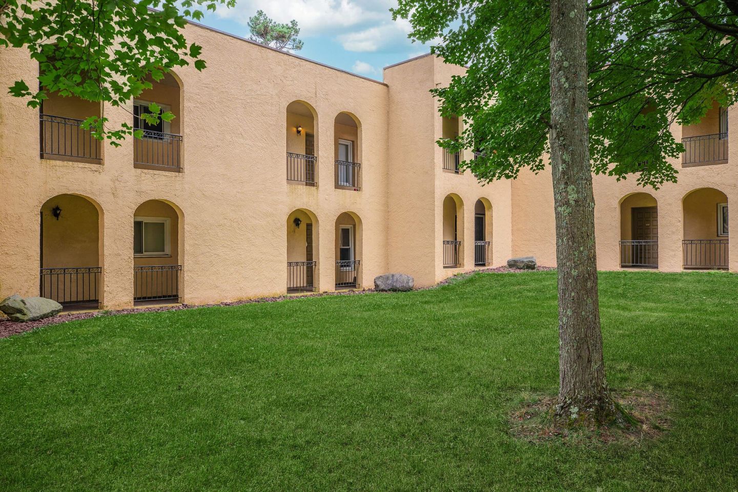 Country Club Apartments Image 5
