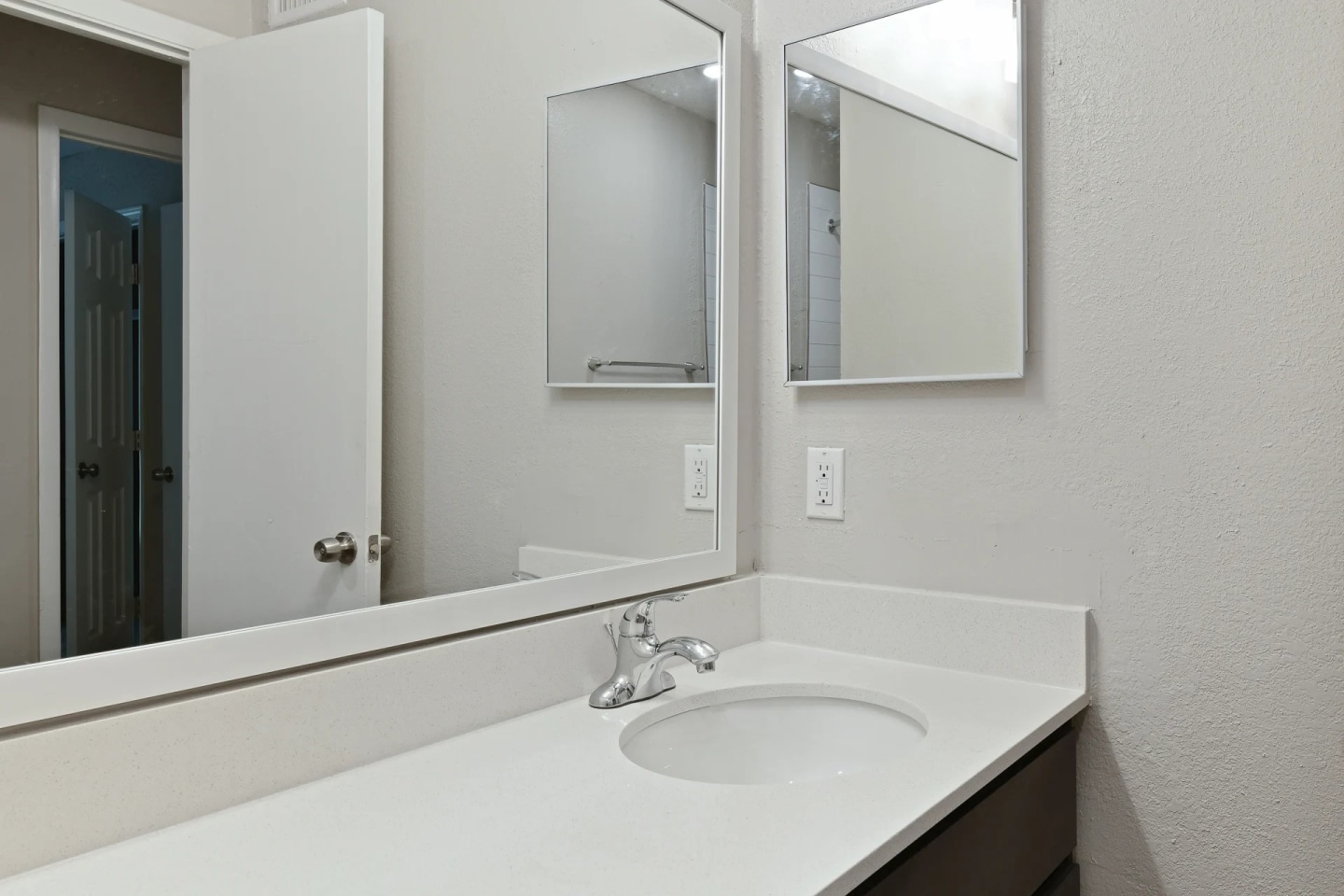 Premier Apartments Image 31