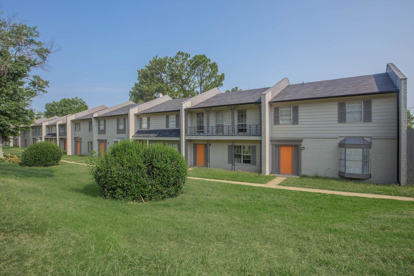 Emerald Square Apartments Image 3
