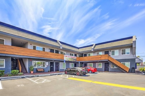 Del Amo Place Apartment Homes Image 3