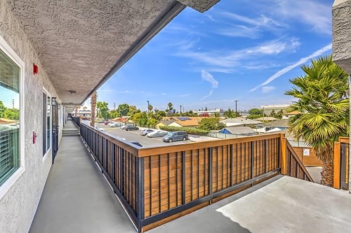 Del Amo Place Apartment Homes Image 8
