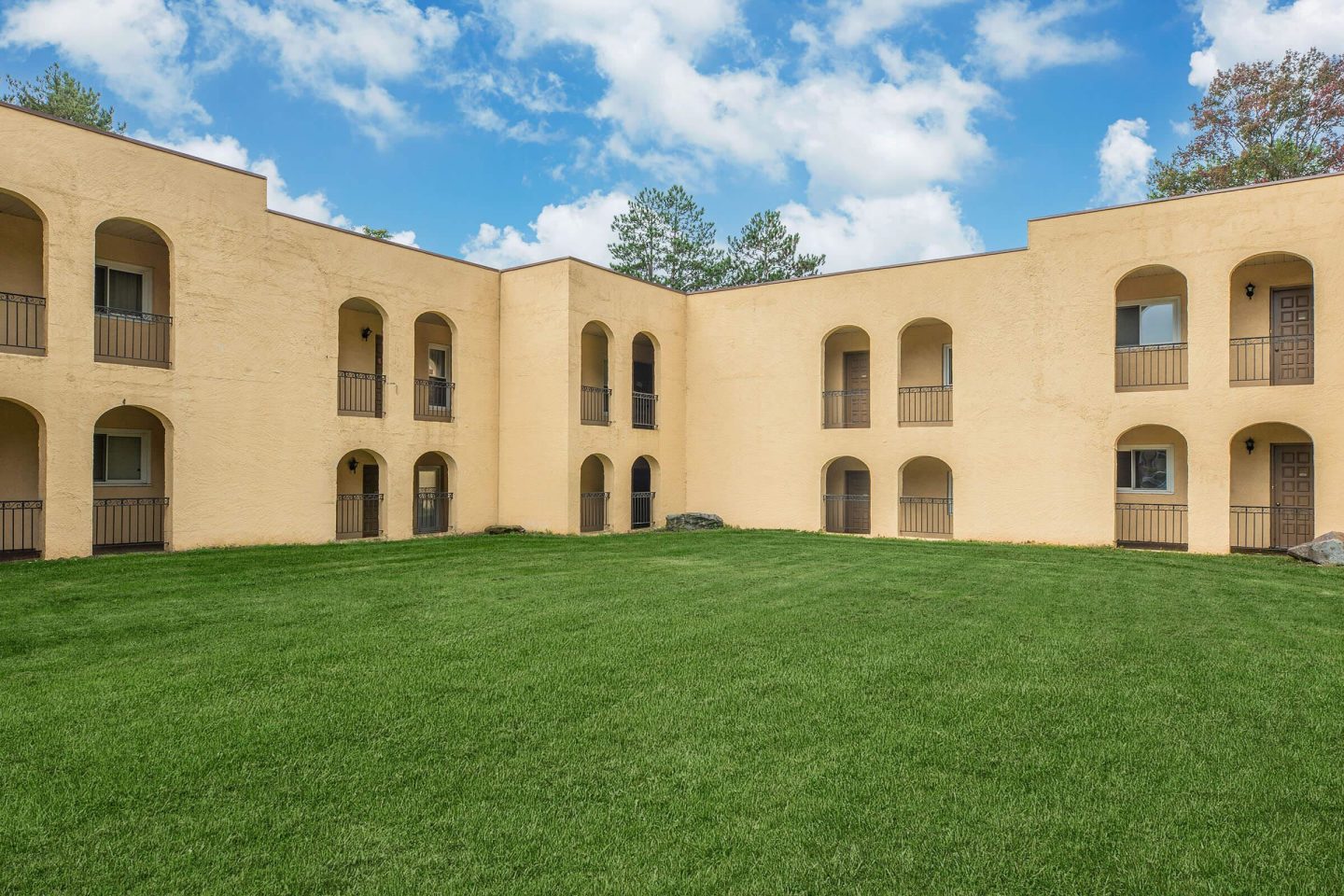 Country Club Apartments Image 1