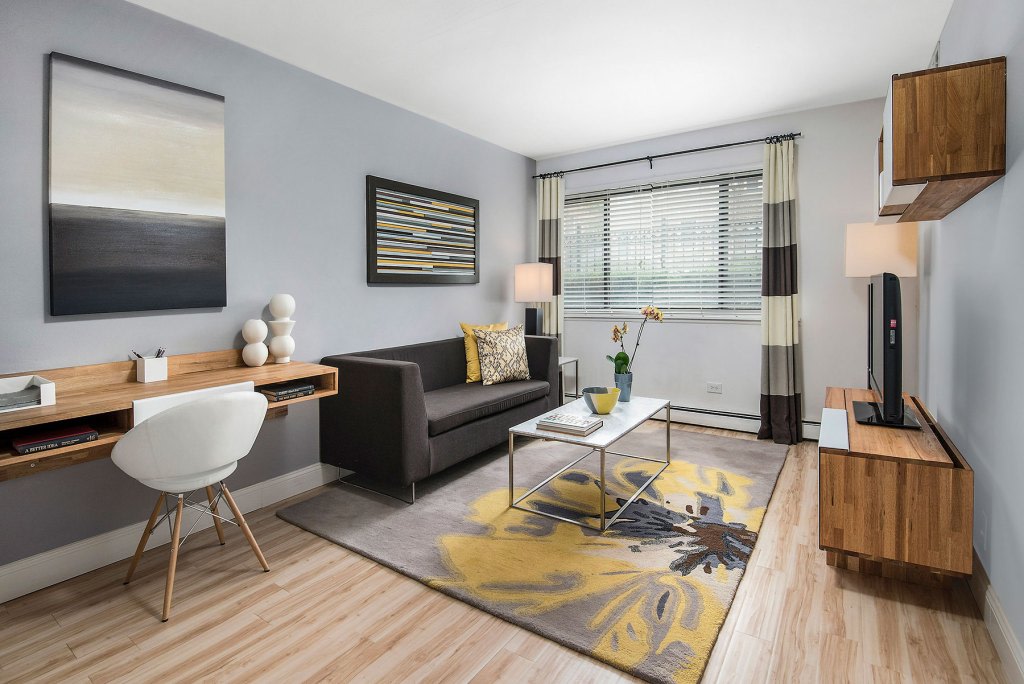 536 West Addison Image 3