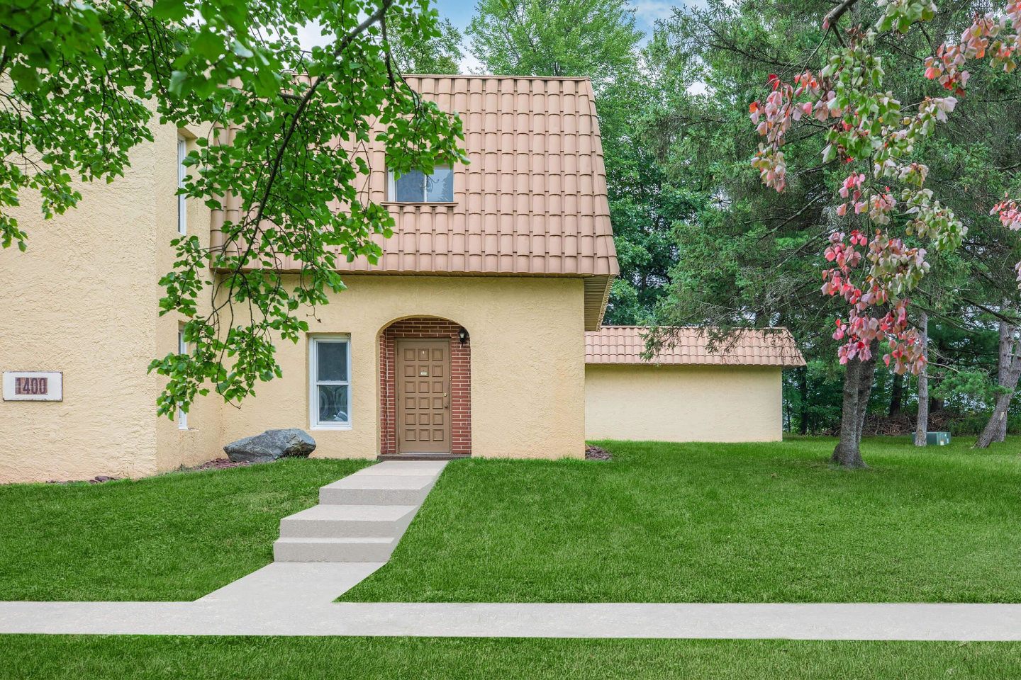 Country Club Apartments Image 6