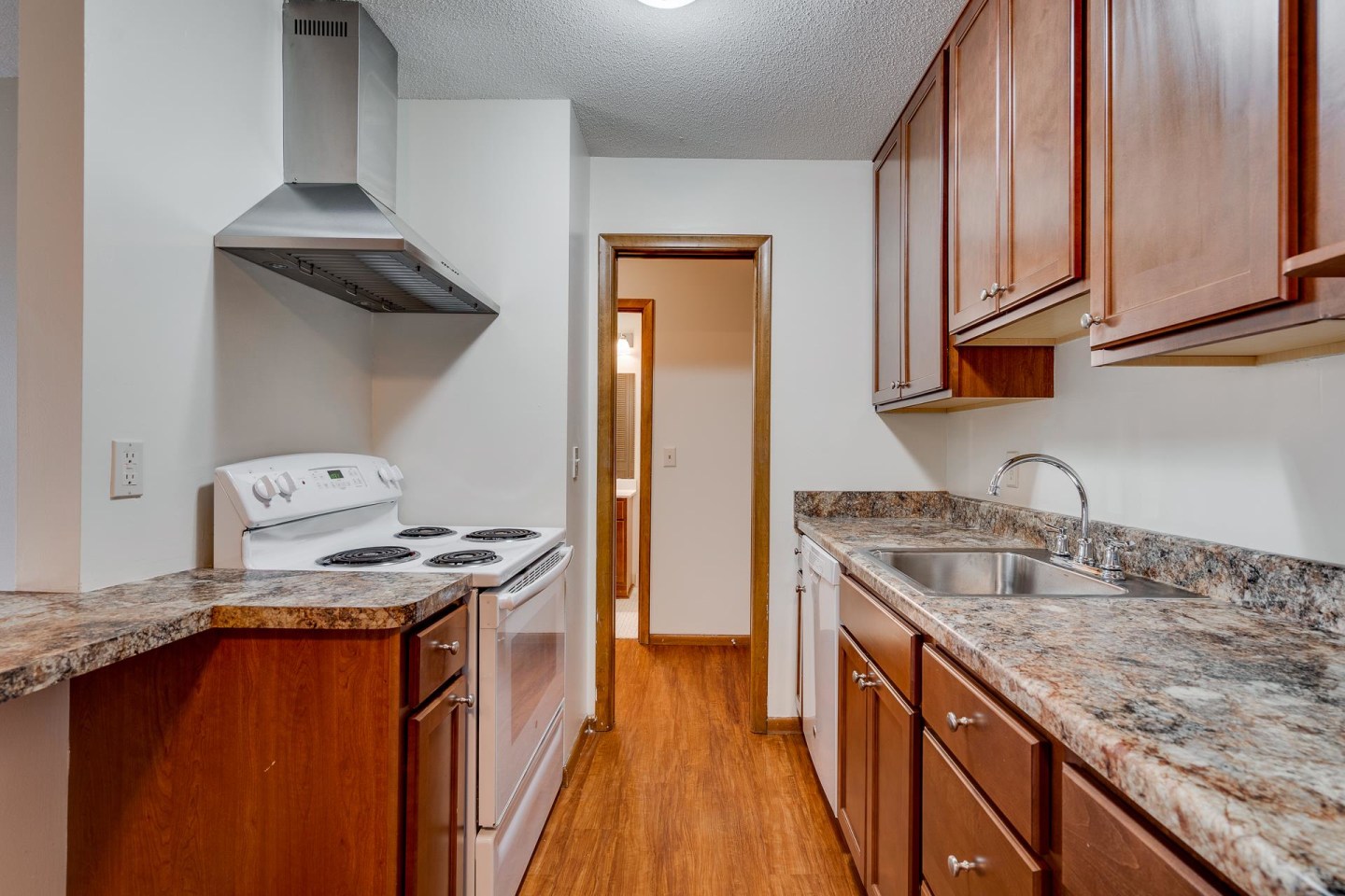 Bryant Manor Apartments Image 32