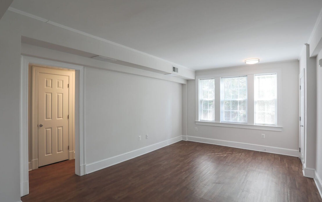 Colonial Village Apartments Image 4