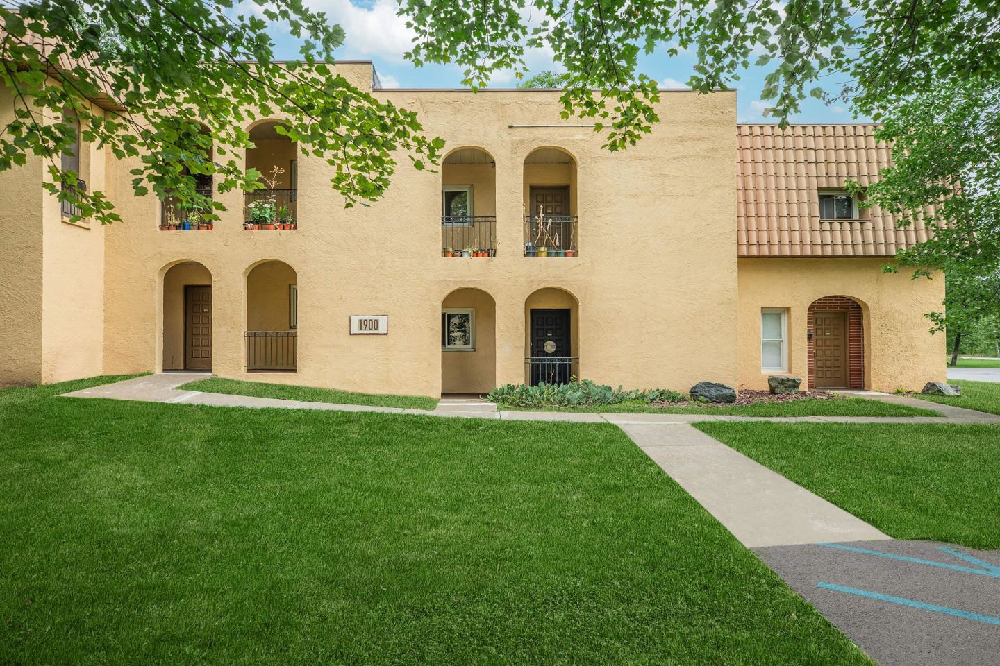 Country Club Apartments Image 11