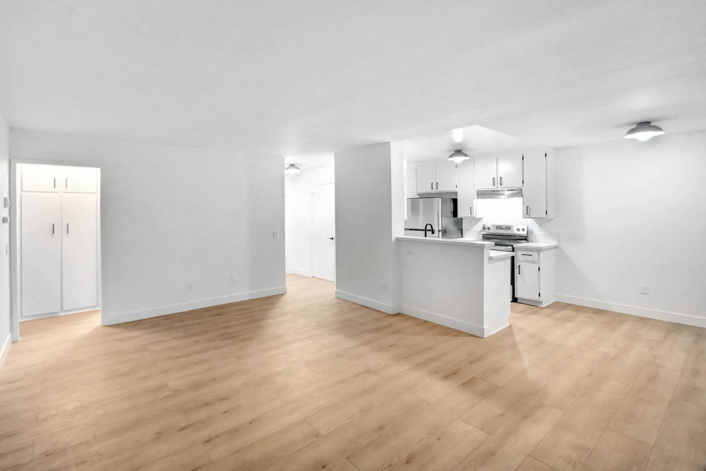 930 N.Martel Ave. Image 3