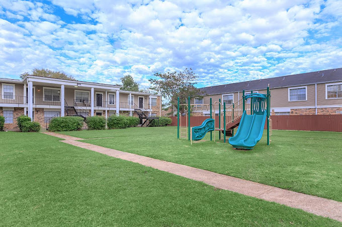 Riverside Oaks Image 3