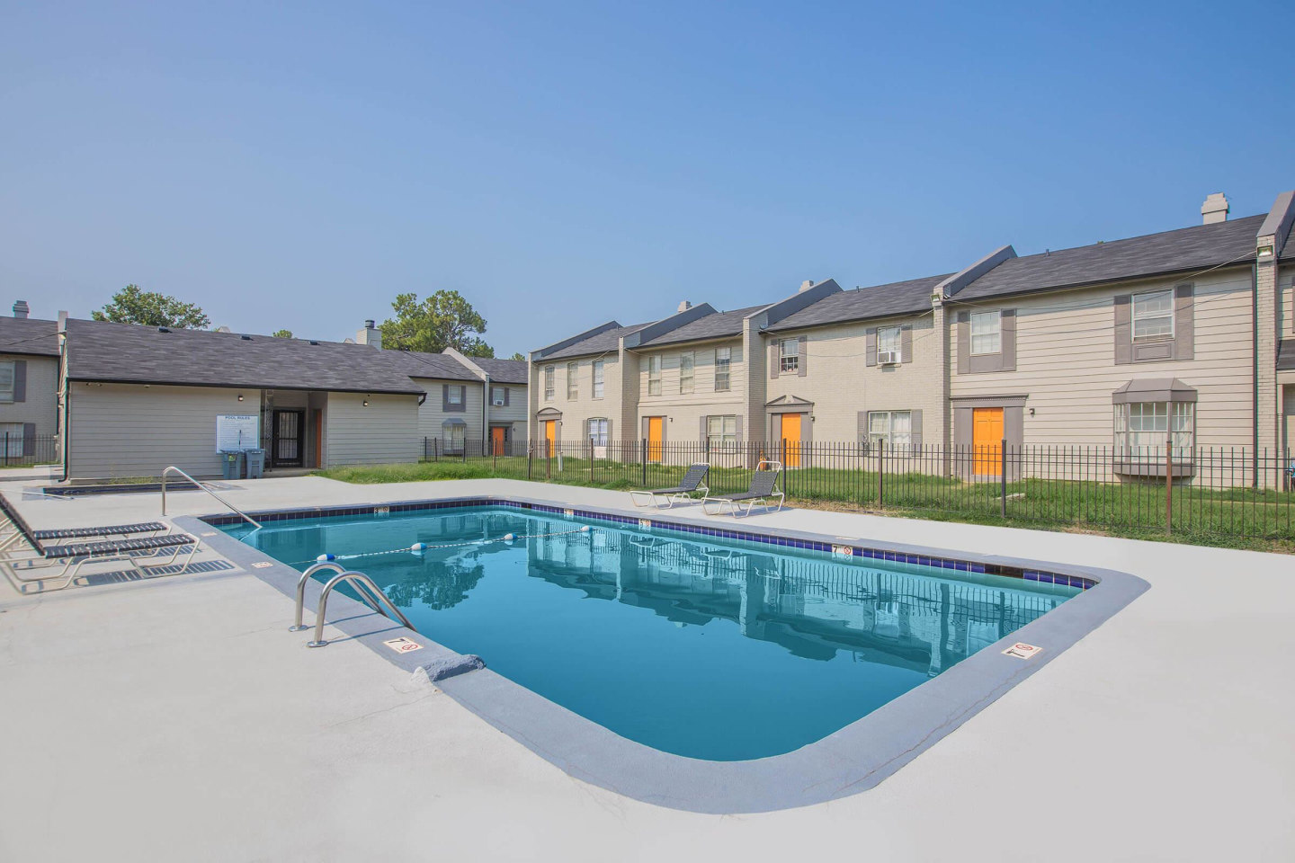 Emerald Square Apartments Image 8