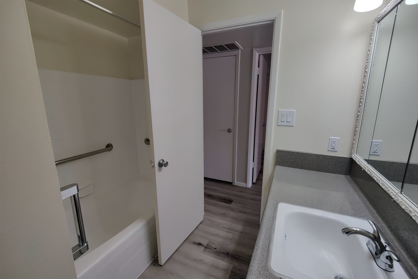 Albany Apartments Image 17