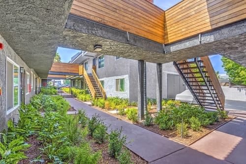 Del Amo Place Apartment Homes Image 9