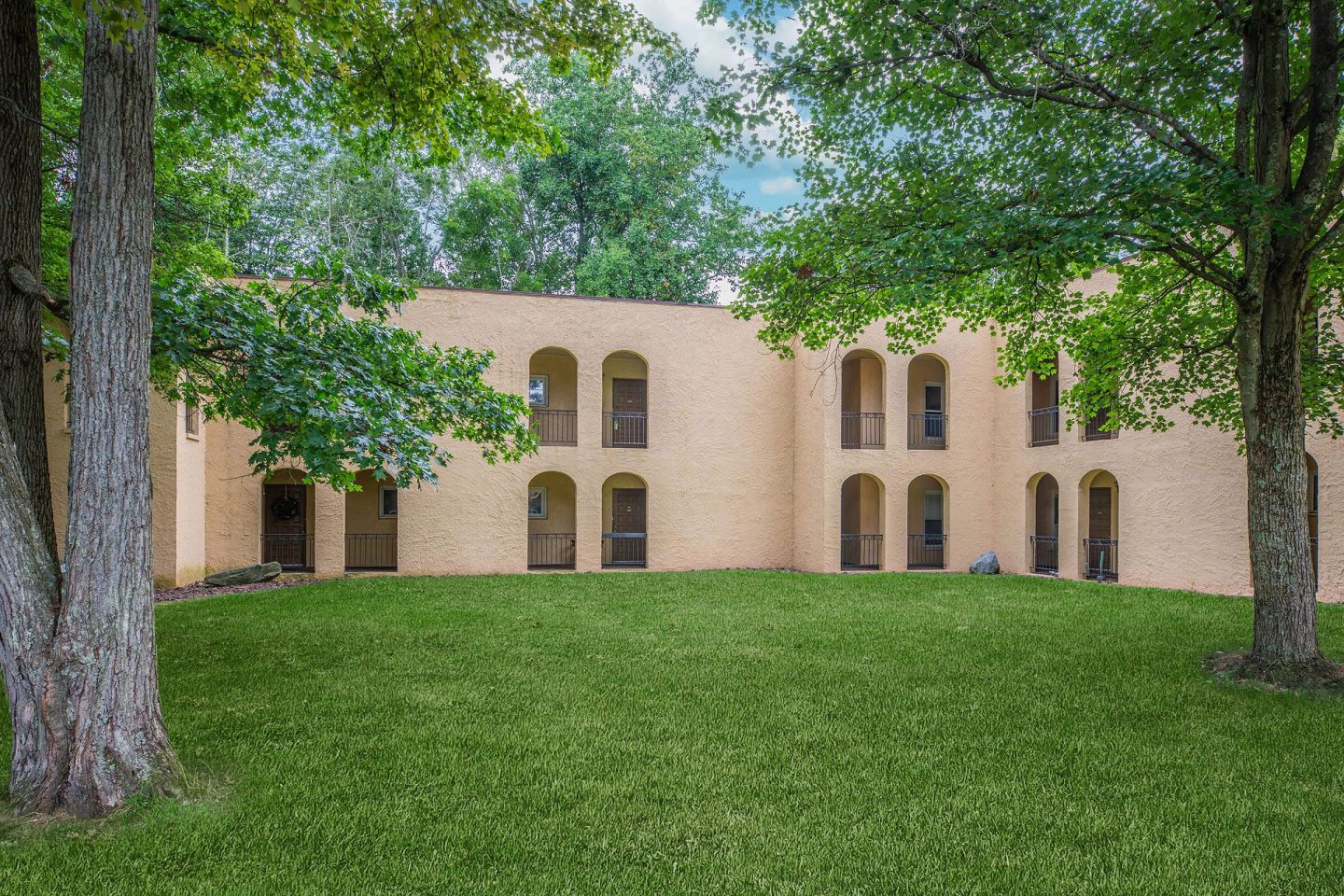 Country Club Apartments Image 3