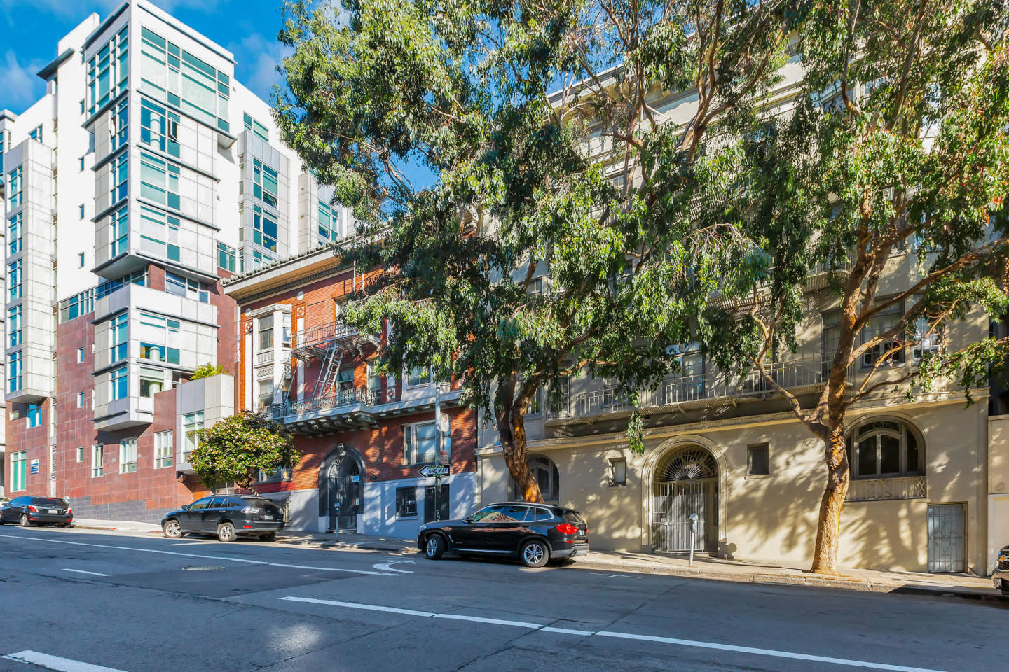1130 LARKIN Apartments Image 4