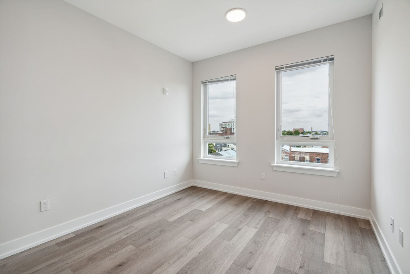 342 W Girard Avenue Image 4