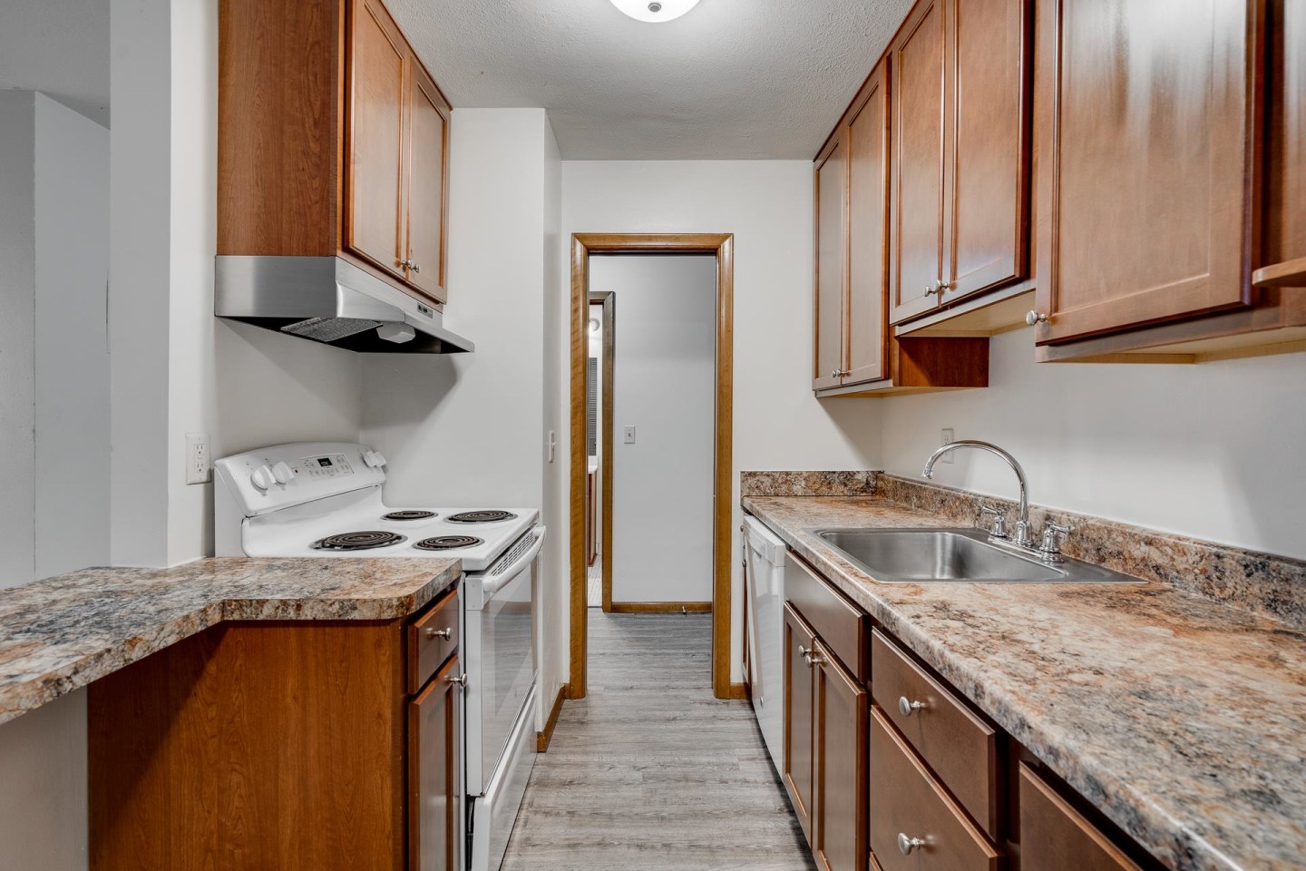 Bryant Manor Apartments Image 17